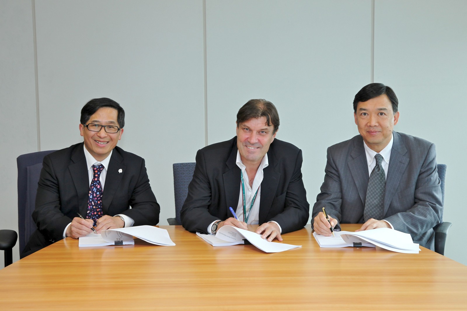 (From the right) Mr. Chu Tat-chi, Managing Director of Hip Hing Construction Co. Ltd.; Ian Hunt, Cargo Terminal Project Manager of Cathay Pacific Airways Ltd.; Thomas Ho, Chief Executive of Gammon Construction Ltd.